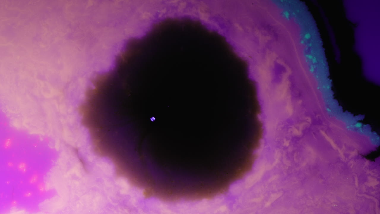 rosa púrpura arte abstracto efecto fluido expandiéndose con vacío oscuro en el medio