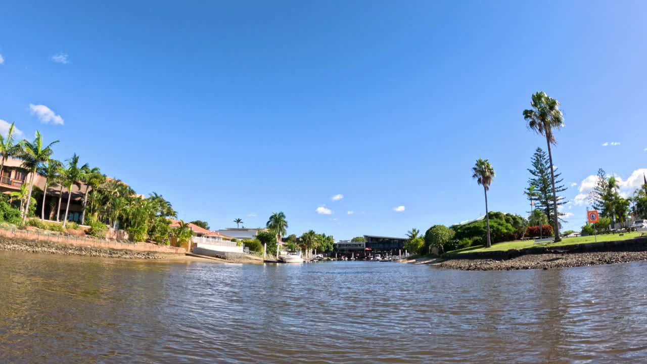 vista panorámica del canal y las casas