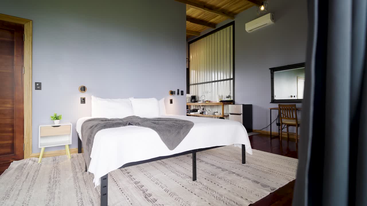 Interno di camera da letto con letto, scrivania e comodino