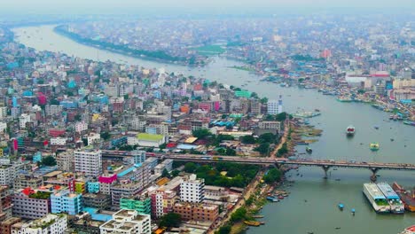 Vista-Aérea-Del-Puente-Babubazar-Sobre-El-Río-Buriganga-En-Dhaka,-Bangladesh