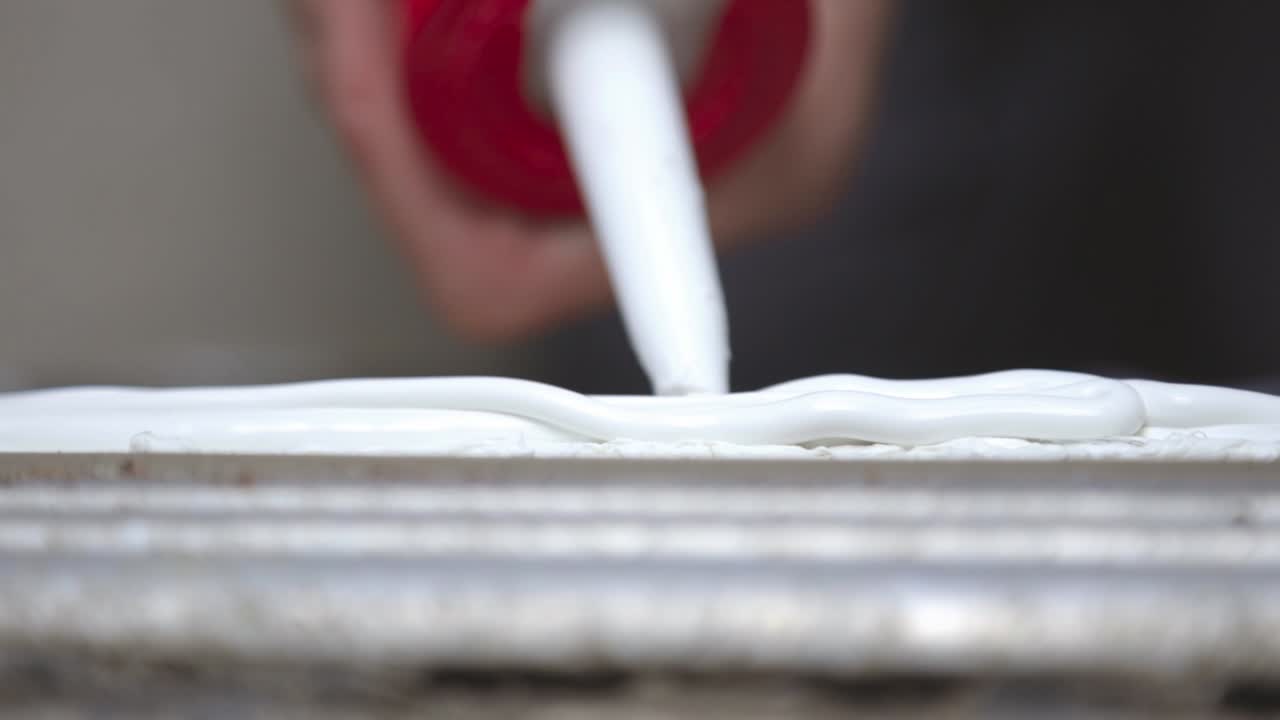 코킹 건을 사용한 실리콘 실란트 적용 - 클로즈업