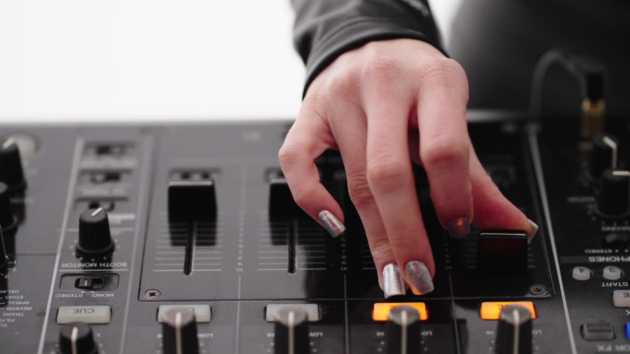 음악을 스하는 dj의 클로즈업