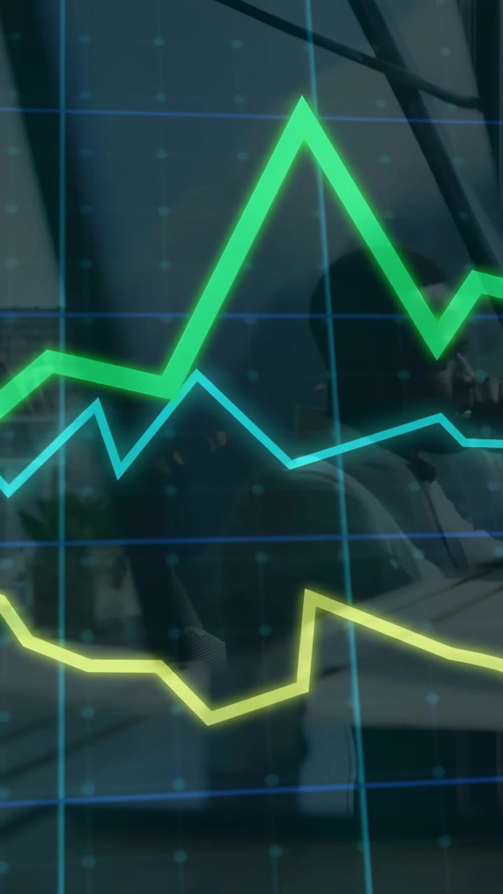 Video verticale: Grafico animato in movimento, uomo seduto, linee finanziarie che si incrociano sull'uomo mostrando le tendenze.