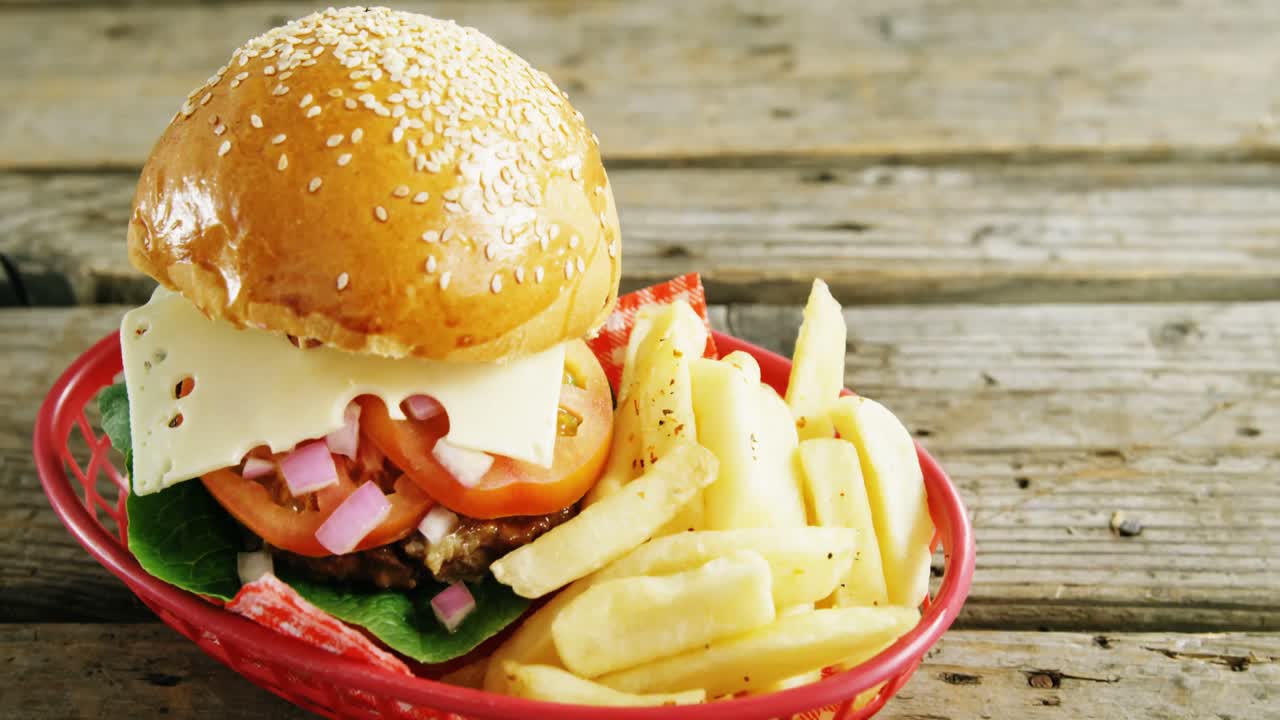 hamburguesa y papas fritas en la canasta