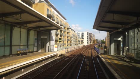 London-England-September-2022-Rückansicht-Des-Dlr-zuges,-Der-Den-Bahnhof-Limehouse-Verlässt