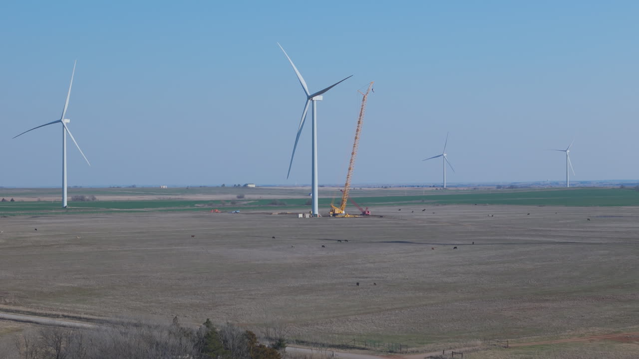оклахома - широкая антенна ветряной турбины в процессе ремонта с помощью крана