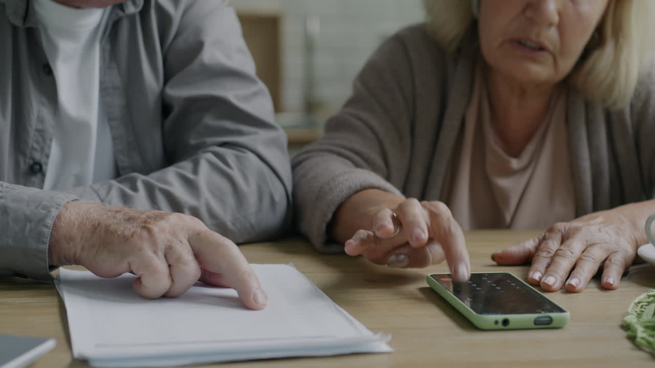 pareja de ancianos aprendiendo a usar el teléfono inteligente