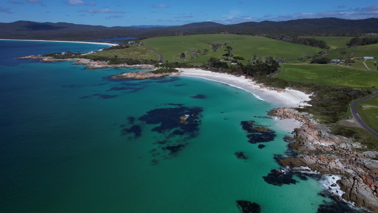Suicide Beach con oceano blu nei giardini, TAS, Australia - Ripresa aerea con drone