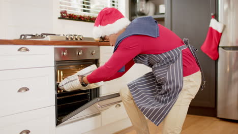 Hombre-Birracial-Horneando-Galletas-Navideñas-En-La-Cocina-De-Casa,-Cámara-Lenta