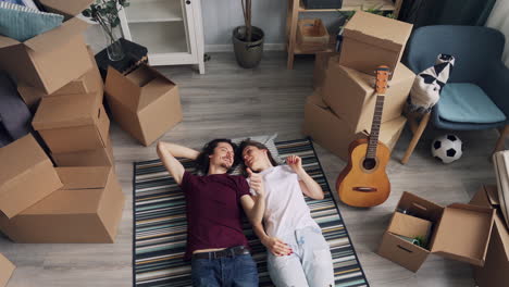 pareja relajándose durante una mudanza