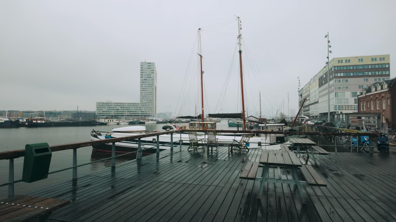 паромный причал в гавани амстердама с видом на живую лодку и понтштейгер