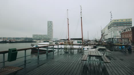 Embarcadero-Del-Ferry-En-El-Puerto-Houthaven-De-Ámsterdam-Con-Vistas-Al-Barco-Vivo-Y-Al-Pontsteiger