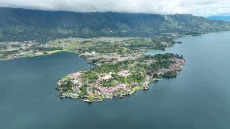 Das-Dorf-Bildet-Eine-Markante-Halbinsel,-Die-In-Das-Ruhige-Wasser-Hineinragt