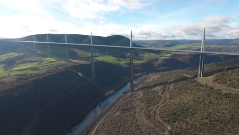 Viaducto-De-Millau-Drone-Aéreo-Global-Vista-Grande-Tarde-Soleada