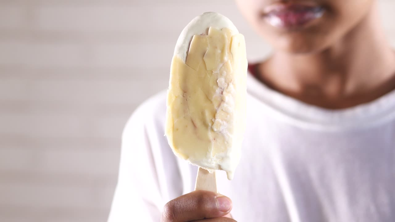 젊은이들이 초콜릿 맛의 얼음을 먹고