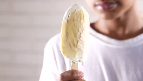 jóvenes comiendo hielo de sabor a chocolate ,