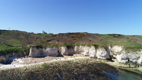 acercamiento aéreo a la playa de flamborough en un día soleado