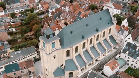 vista aérea de la ciudad de mechelen, bélgica. tiro orbital