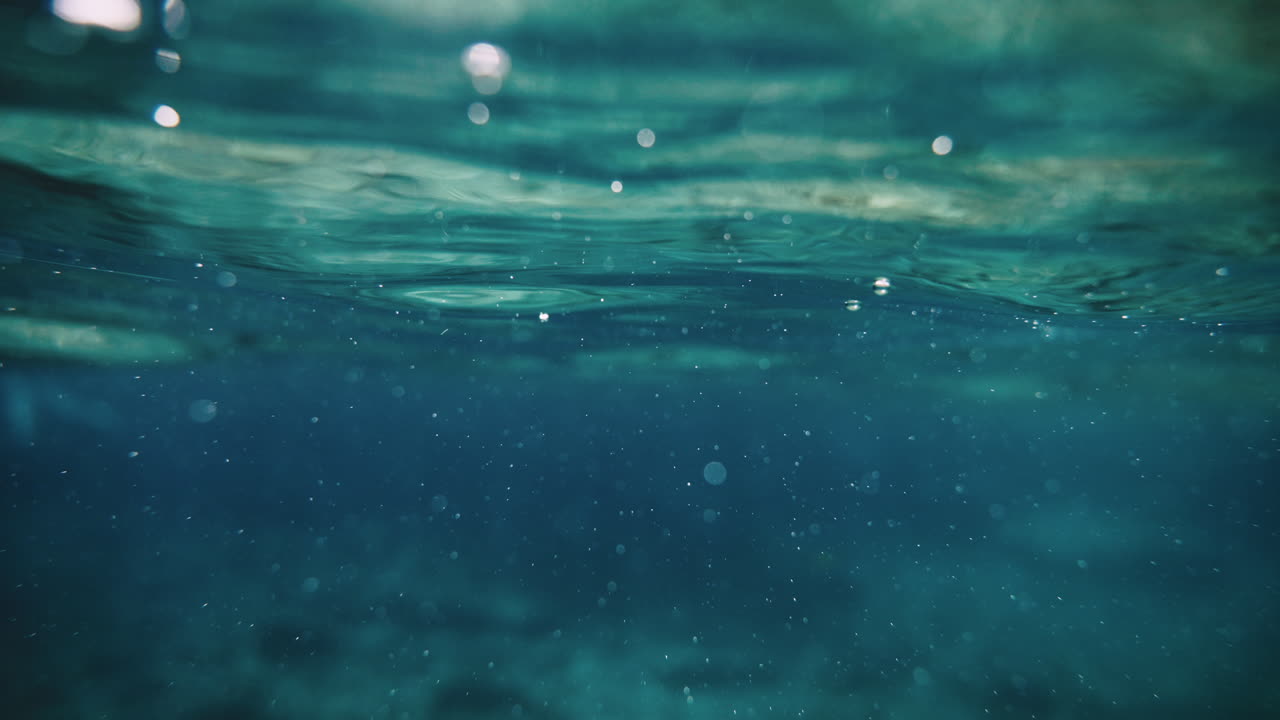 Oceano verde acqua sott'acqua