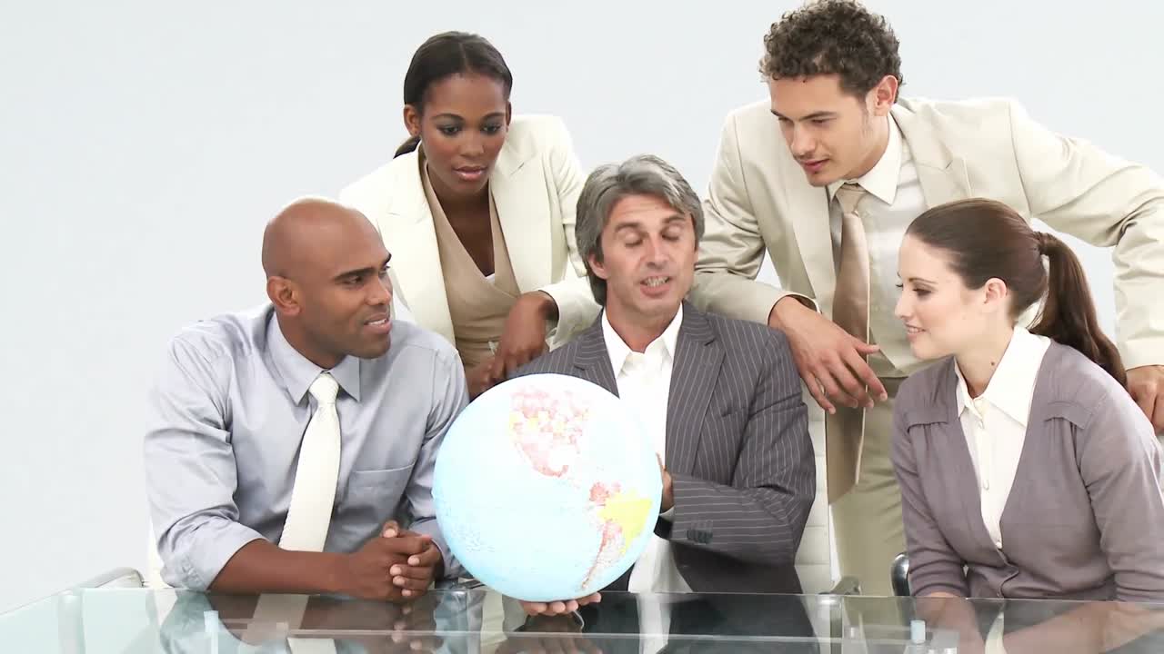 equipo de negocios multicultural mirando un globo terrestre