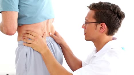 생리치료사 가 성숙 한 환자 들 을 허리 아래 로  ⁇ 는 것