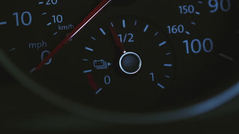 Primer-Plano-Del-Dial-Que-Muestra-La-Carga-Restante-En-El-Motor-Del-Coche-Eléctrico