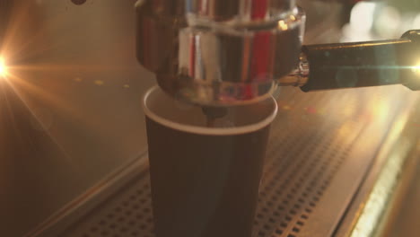 animación de puntos de luz sobre el hombre haciendo café trabajando en la cafetería