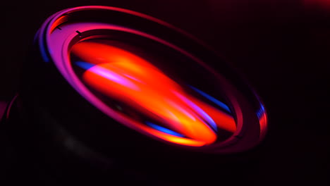 estilizada iluminación cinematográfica roja y azul deslizando el cristal de la lente de la cámara