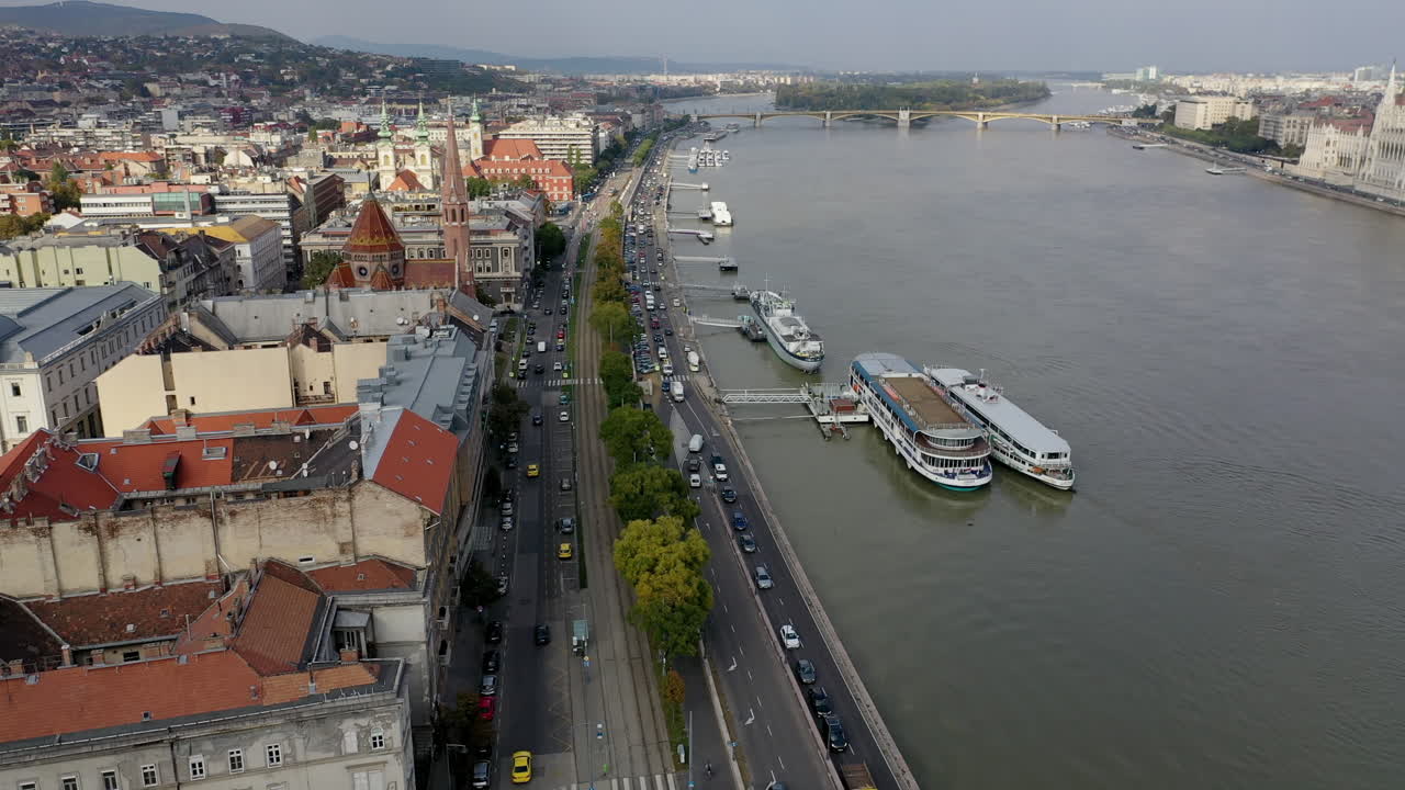 Budapest e il fiume Danubio in vista drone giornata nuvolosa