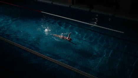 mujer nadando en una piscina