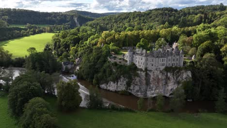 el castillo de walzin en dinant, bélgica