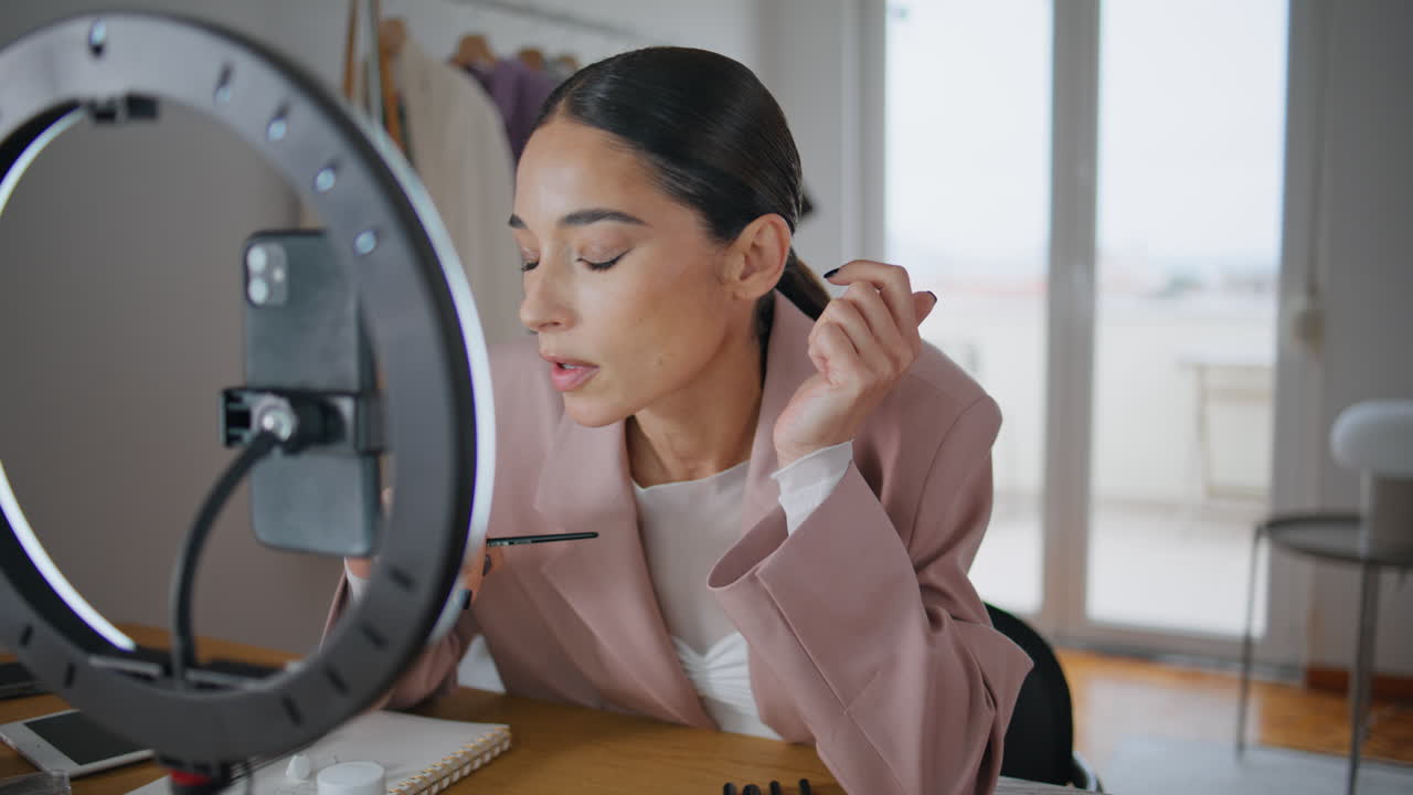 インフルエンサーのメイクアップレビュー スマートフォンのカメラ クローズアップ ネットで学ぶ