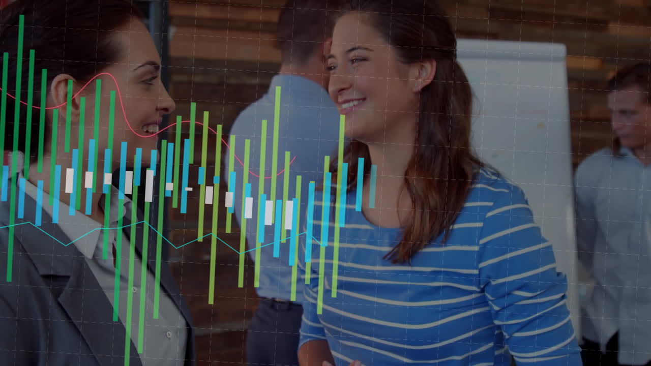 animación del procesamiento de datos financieros sobre diversas personas de negocios en la oficina