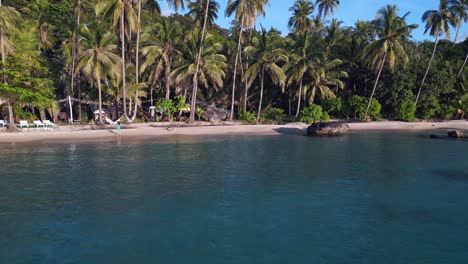 Mädchen,-Das-Allein-Barfuß-Im-Grünen-Kleid-Geht,-Leerer,-Leerer-Strand