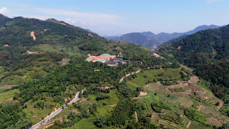 vista aérea de la plantación de té y las montañas