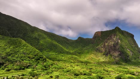 Vuelo-Aéreo-De-Drones-Sobre-Un-Paisaje-Verde-Con-Montañas-Idílicas-En-La-Isla-De-Las-Orquídeas,-Taiwán---Paisaje-Nublado-En-El-Fondo,-Lanyu,-蘭??