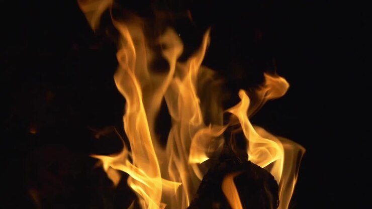 Fuoco che brucia su sfondo nero. Falò. Al rallentatore.