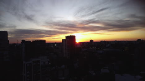 el sol se pone sobre el horizonte, el sol está en el horizonte, amanecer o atardecer sobre la ciudad, disparando desde un avión no tripulado