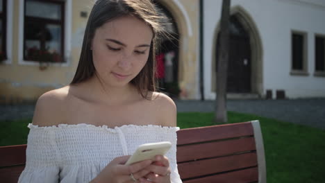 joven usando un teléfono inteligente en un parque
