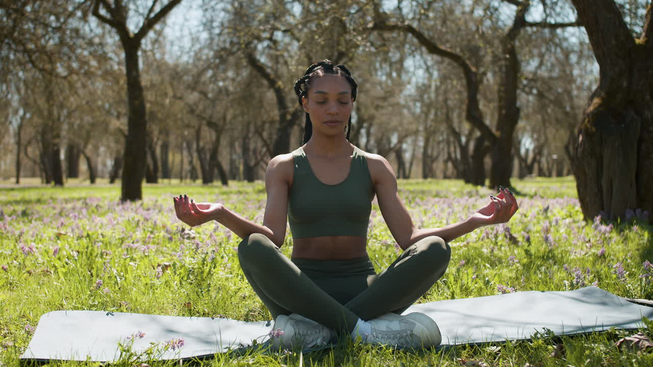 mujer meditando al aire libre