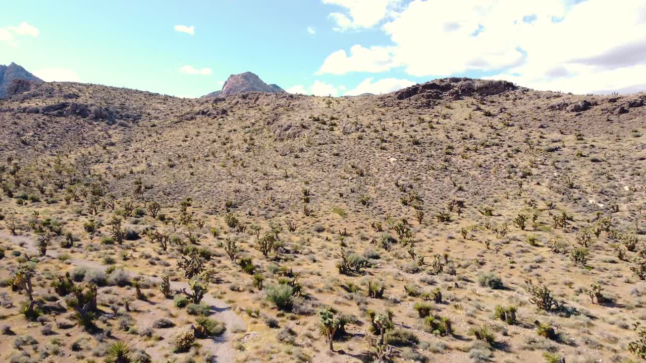 drone en el desierto en un día soleado