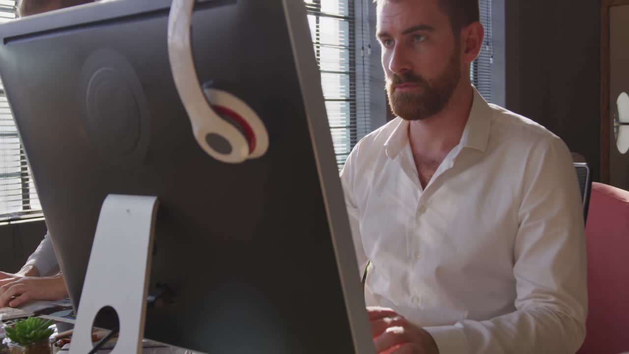 jóvenes profesionales creativos que trabajan en una oficina moderna