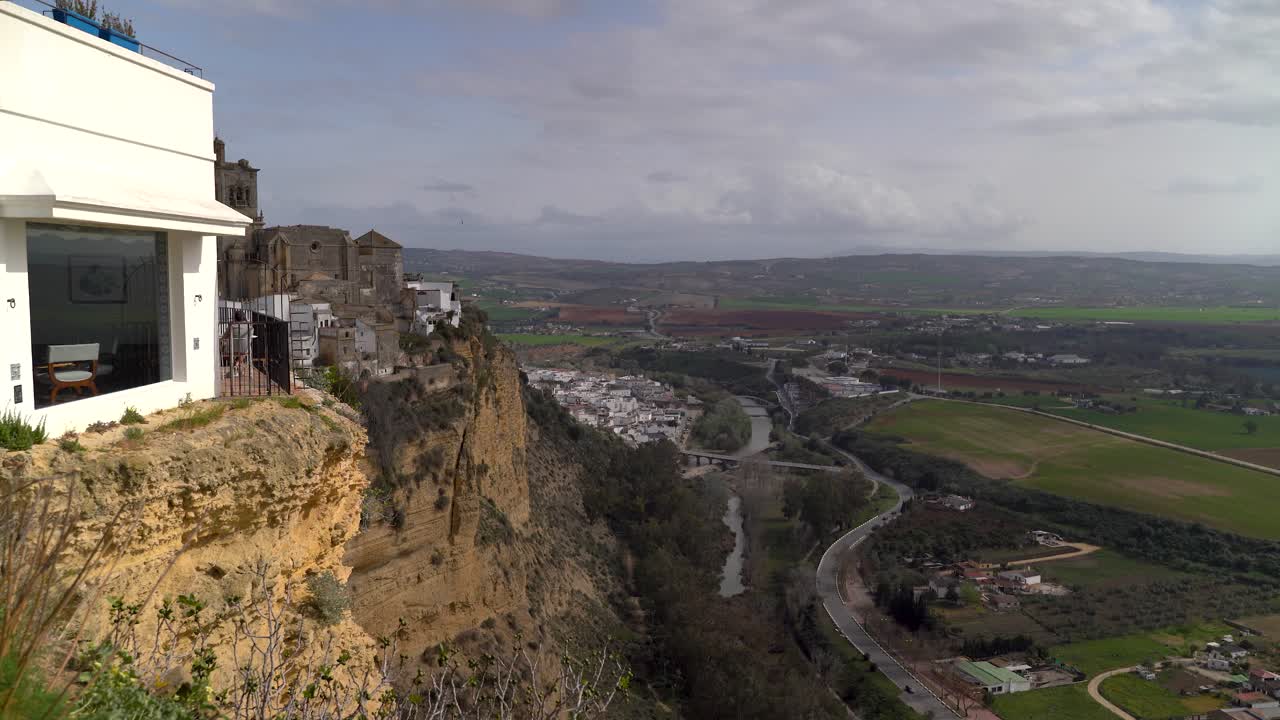 muy por encima de la vista panorámica sobre los acantilados y el campo en el pueblo español