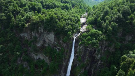 Foroglio-Wasserfall-In-Der-Schweiz.-Antenne-Nach-Hinten