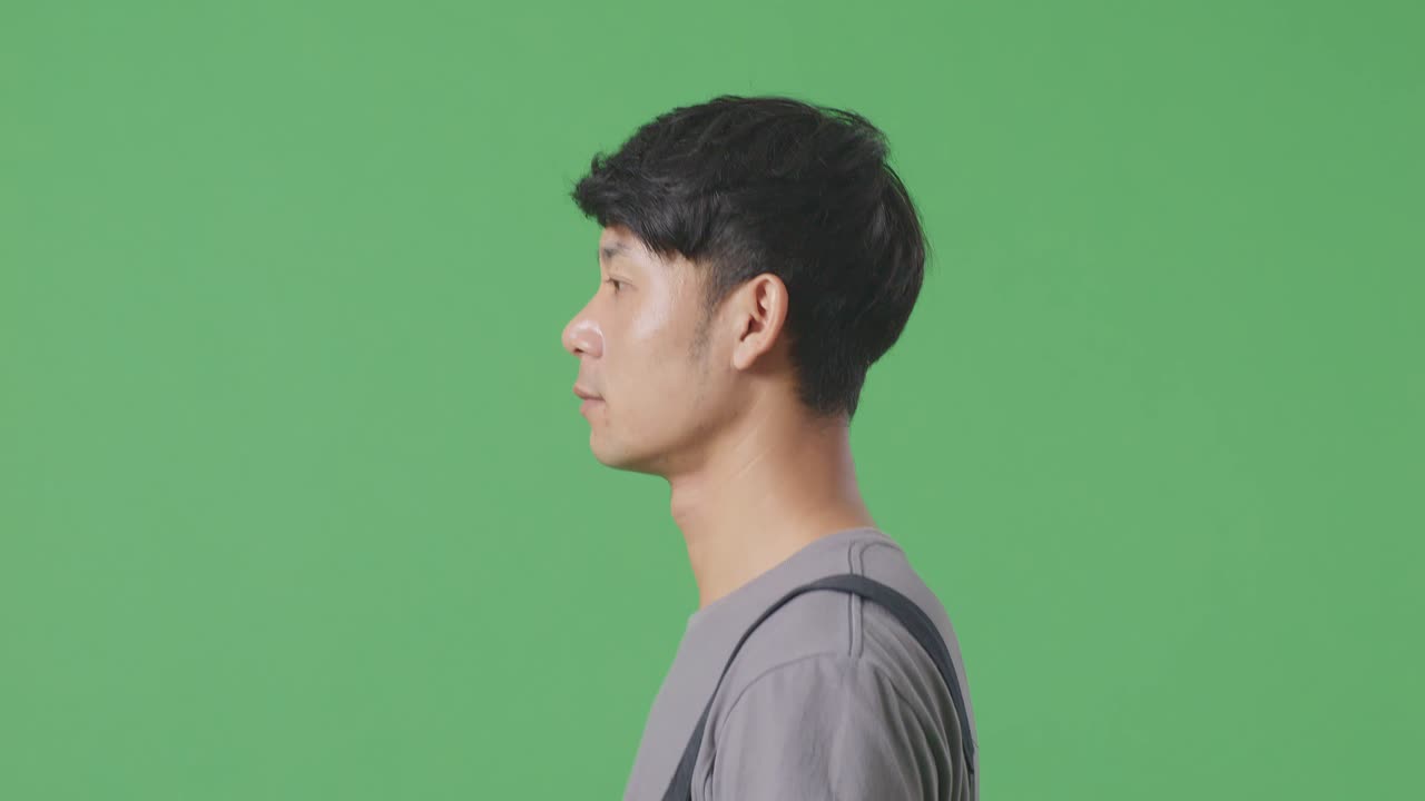 프로필 뷰의 남자, 회색 셔츠, 녹색 화면