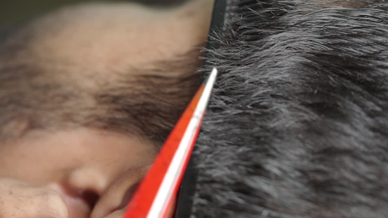 머리카락 을 잘라가는 남자 의 근접적 인 모습