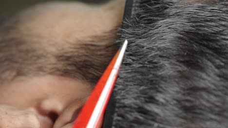 vista de cerca de un hombre cortándose el cabello