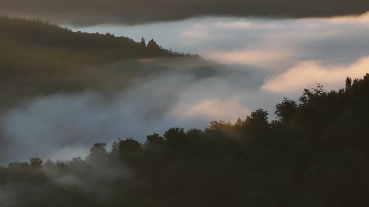 안개 가 가득 한 산악 풍경