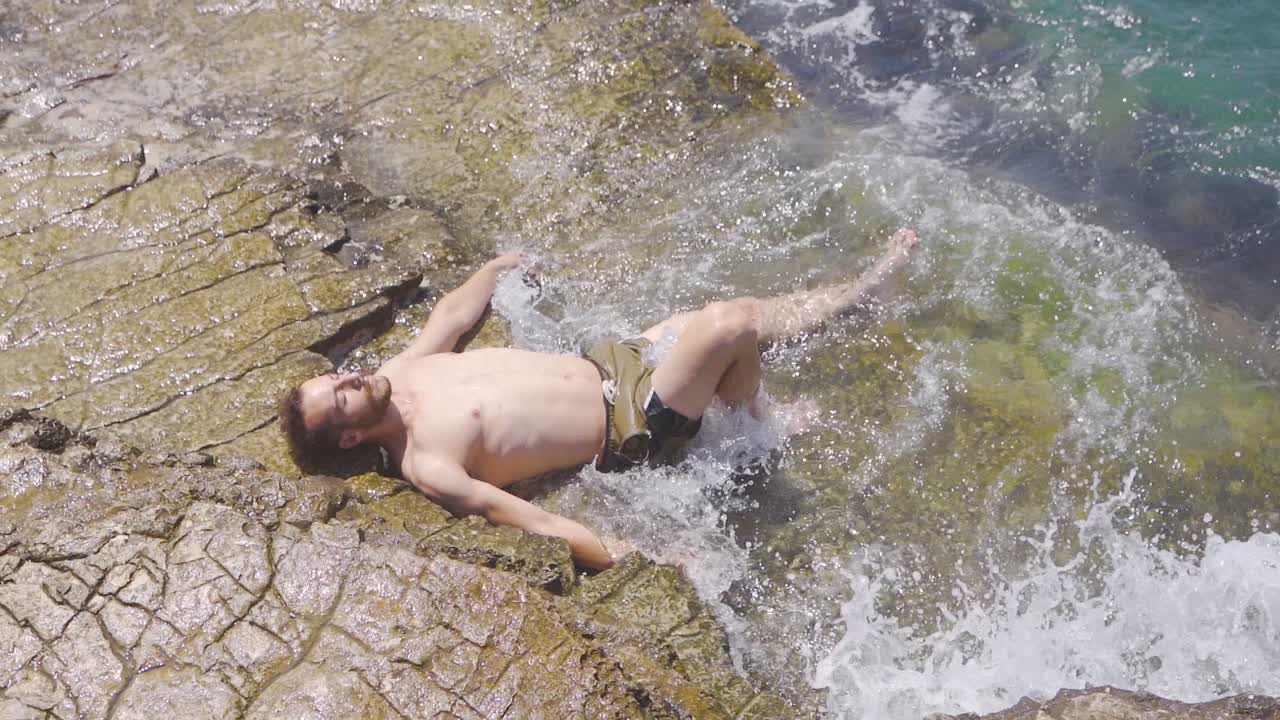 hombre tomando el sol en el mar. cámara lenta