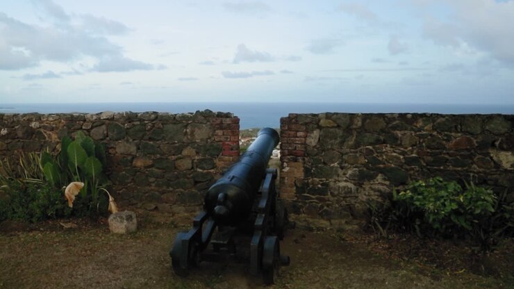 Cannone da guerra pronto per la battaglia sulle mura di Fort King George, Tobago, Indie Occidentali.